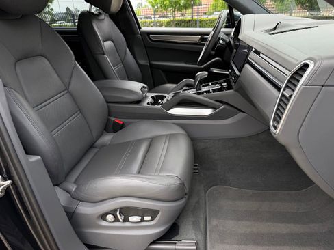 Used 2020 Porsche Cayenne Turbo AWD/4WD image 22