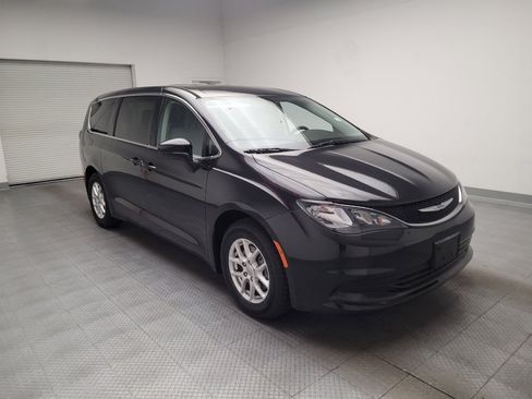 Used 2017 Chrysler Pacifica Touring FWD image 13