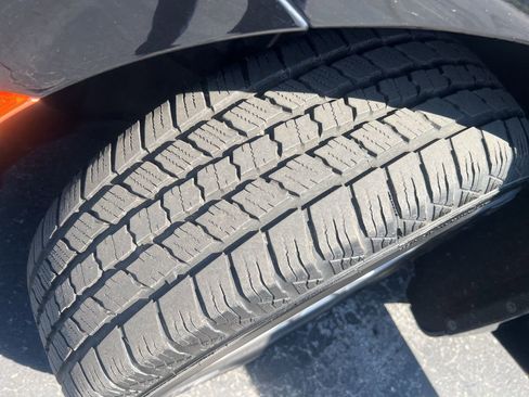 Used 2024 Chrysler Pacifica Touring-L FWD image 11