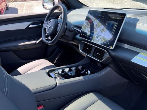 New 2025 VinFast VF 8 Plus image 11