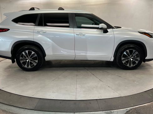 Used 2023 Toyota Highlander XLE AWD/4WD image 7