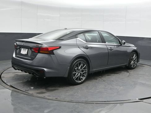 Used 2023 Nissan Altima 2.0 SR FWD image 2