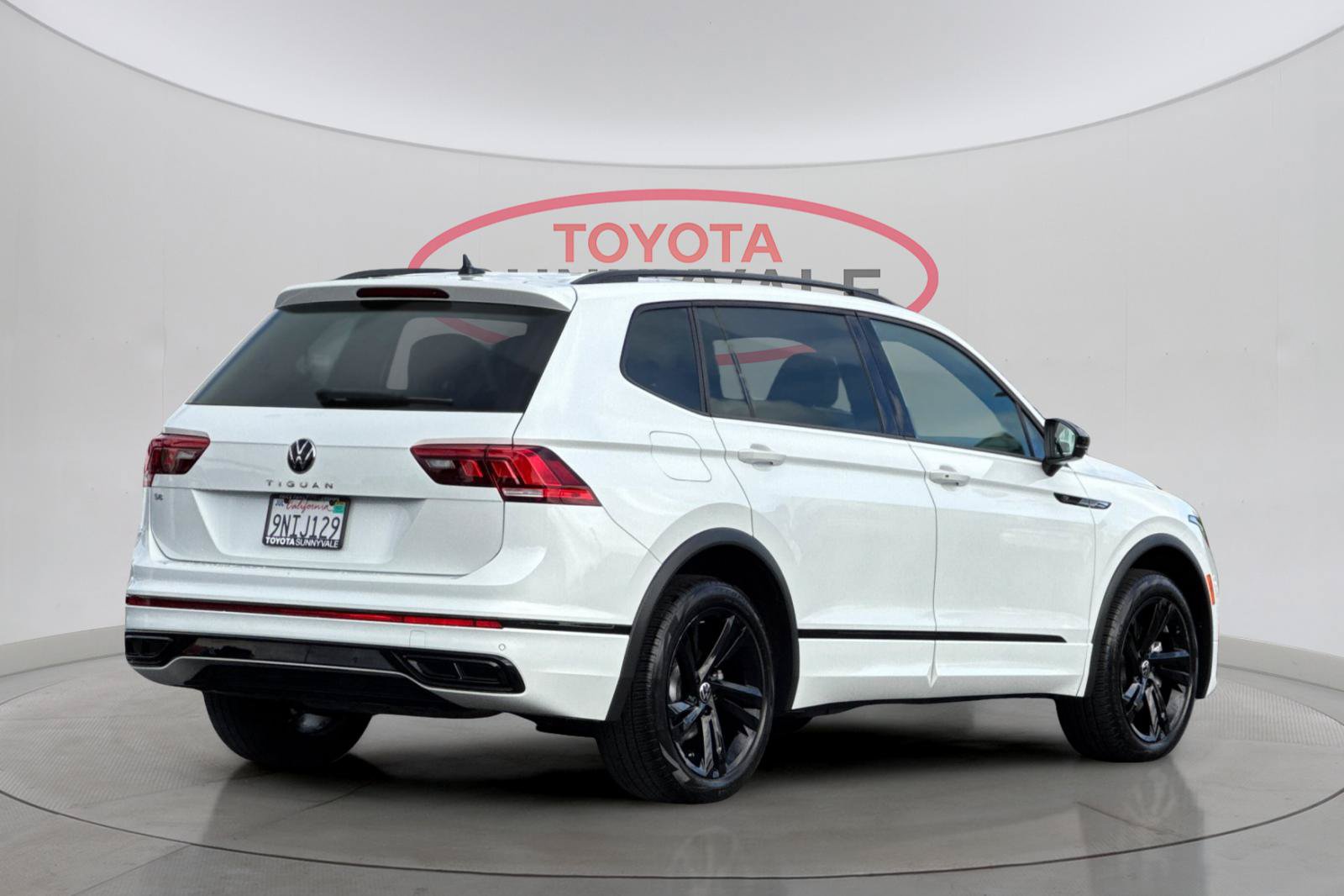 Used 2024 Volkswagen Tiguan SE R-Line FWD image 3