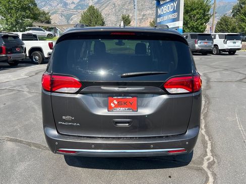 Used 2017 Chrysler Pacifica Touring-L FWD image 10
