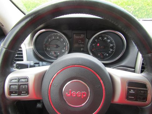 Used 2012 Jeep Grand Cherokee Laredo w/ Laredo E Group image 12