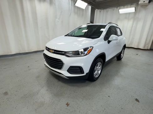 Used 2022 Chevrolet Trax LT w/ LT Convenience Package image 6