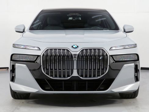 Used 2023 BMW i7 xDrive60 w/ Executive Package 2 AWD/4WD image 7