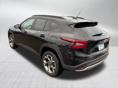 Used 2025 Chevrolet Trax LT w/ LT Convenience Package image 4