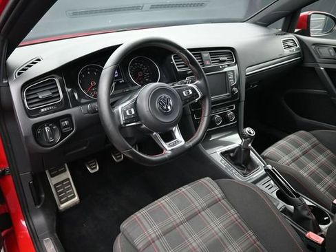 Used 2016 Volkswagen Golf 4-Door FWD image 11