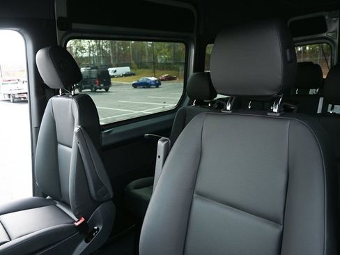 Used 2025 Mercedes-Benz Sprinter 2500 image 5