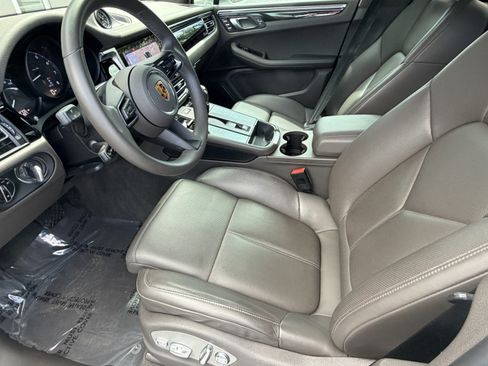 Certified 2023 Porsche Macan AWD/4WD image 33