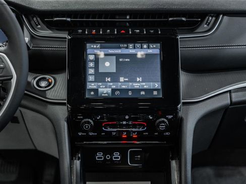 New 2025 Jeep Grand Cherokee L Altitude image 19