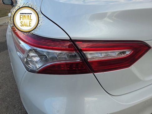 Used 2018 Toyota Camry XLE image 16