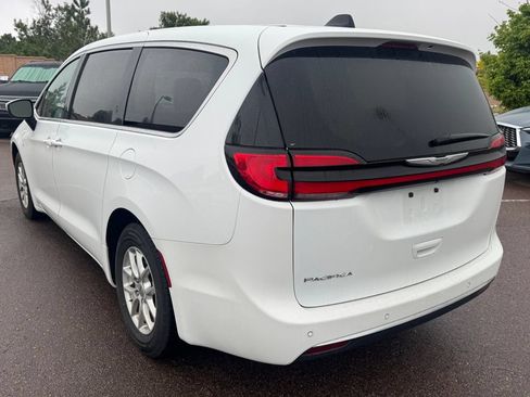 Used 2023 Chrysler Pacifica Touring-L FWD image 4