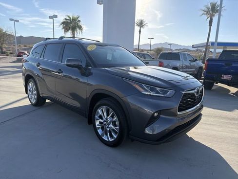 Certified 2025 Toyota Highlander Limited FWD image 3