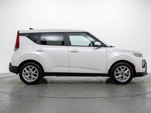 Used 2025 Kia Soul LX w/ LX Technology Package image 11