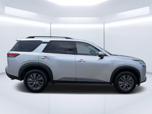 Used 2024 Nissan Pathfinder SV AWD/4WD image 2