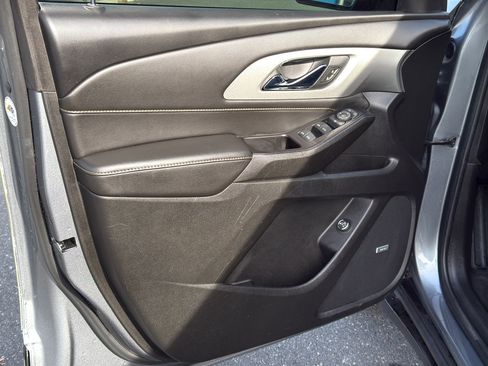 Used 2020 Chevrolet Traverse RS image 9