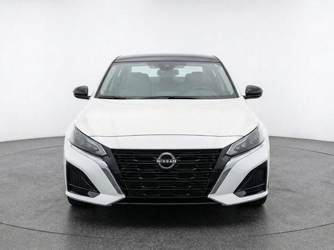 Used 2025 Nissan Altima 2.5 SV FWD image 2