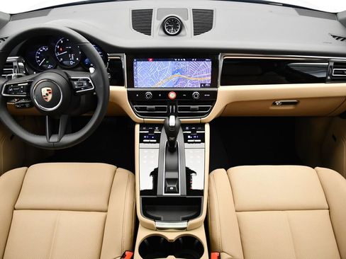 Used 2025 Porsche Macan image 21