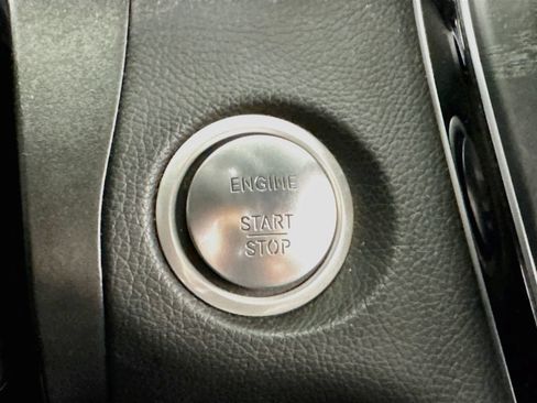 Used 2019 Mercedes-Benz GLC 300 4MATIC image 25