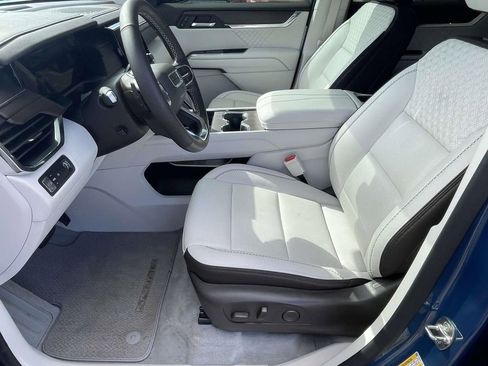 Used 2024 GMC Acadia Denali image 16