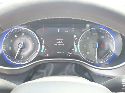 Used 2023 Chrysler Pacifica Touring-L FWD image 17