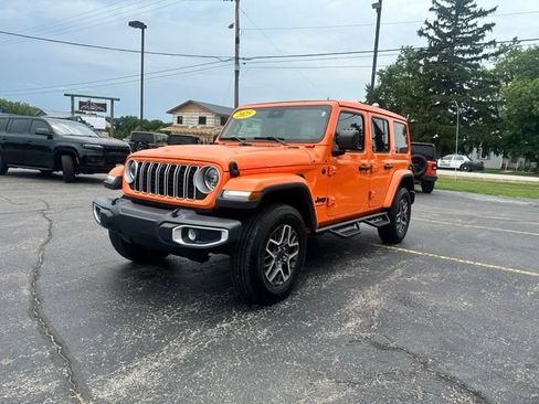 Used 2025 Jeep Wrangler Unlimited Sahara AWD/4WD image 8
