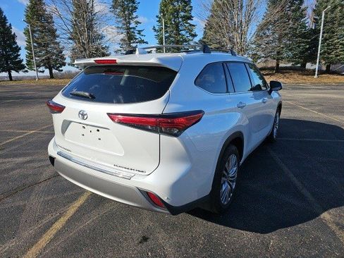 Used 2023 Toyota Highlander Platinum image 6