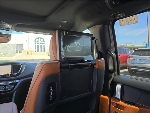 New 2026 Chrysler Pacifica Pinnacle image 17
