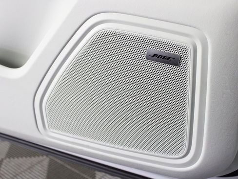 Certified 2025 Porsche Macan image 16