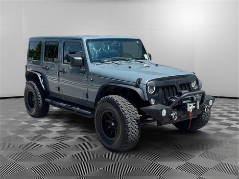 Used 2014 Jeep Wrangler Unlimited Sahara w/ Connectivity Group AWD/4WD image 7