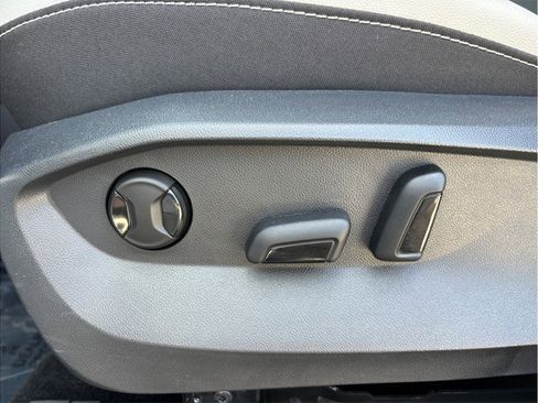 Used 2025 Volkswagen Taos SE AWD/4WD image 20