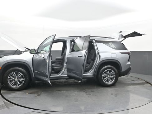 Used 2025 Chevrolet Traverse LT image 30