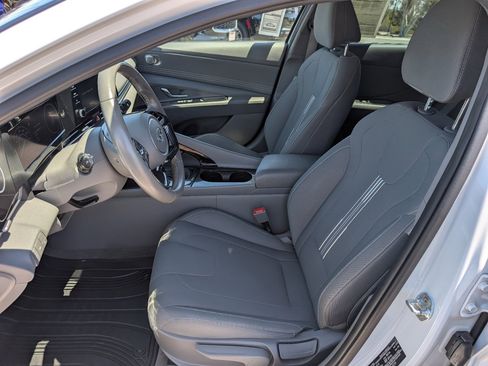 Used 2022 Hyundai Elantra SEL w/ Convenience Package FWD image 2