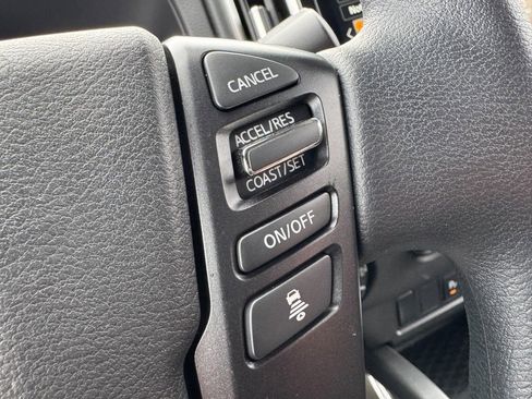 Used 2025 Nissan Frontier SV image 17