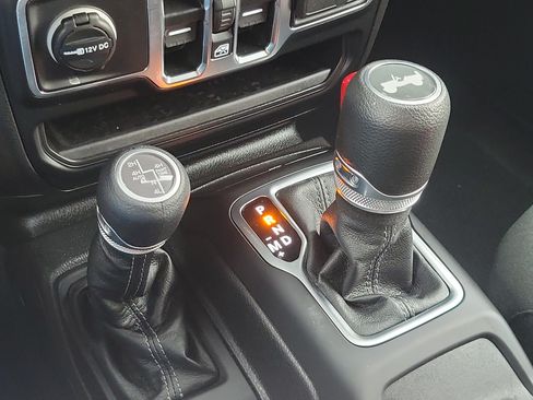 Used 2025 Jeep Wrangler Unlimited Sahara w/ Safety Group AWD/4WD image 25