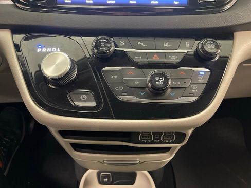Used 2024 Chrysler Pacifica Touring-L image 28