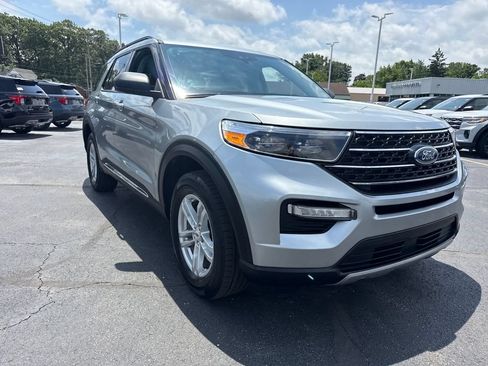 Used 2023 Ford Explorer XLT w/ Equipment Group 202A AWD/4WD image 4