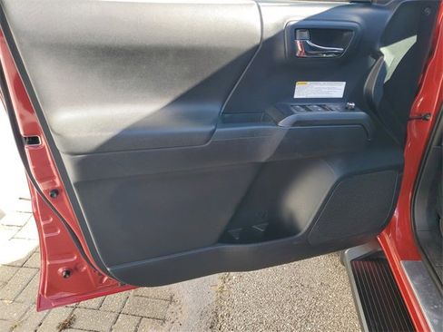 Used 2017 Toyota Tacoma TRD Off-Road image 27