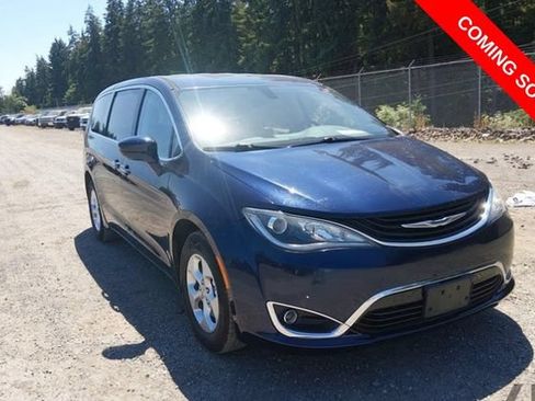 Used 2018 Chrysler Pacifica Touring Plus FWD image 2