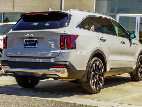 Used 2025 Kia Sorento EX w/ Panoramic Sunroof Package FWD image 12