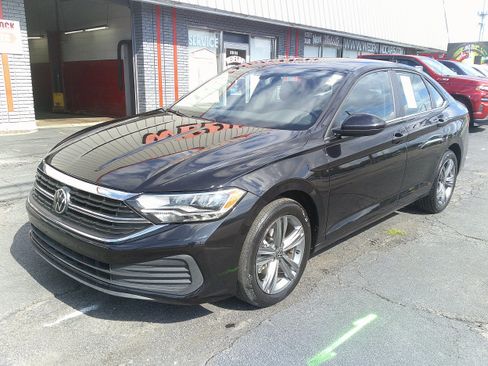 Used 2024 Volkswagen Jetta SE FWD image 2