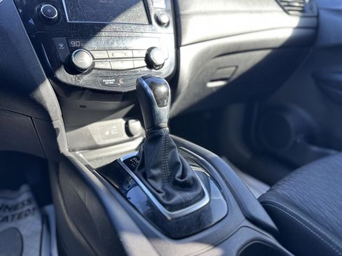 Used 2019 Nissan Rogue SV image 14