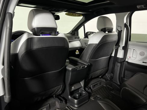 Used 2026 Toyota Sienna XSE FWD image 22