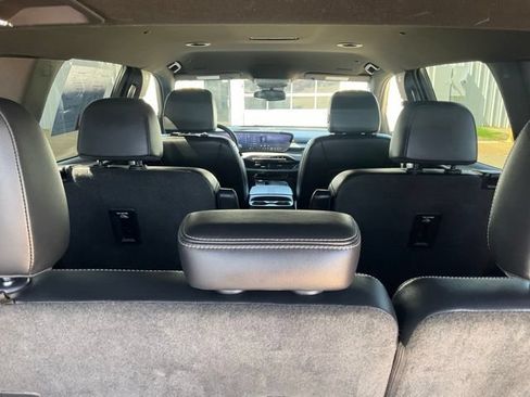 Used 2025 Buick Enclave Preferred AWD/4WD image 31