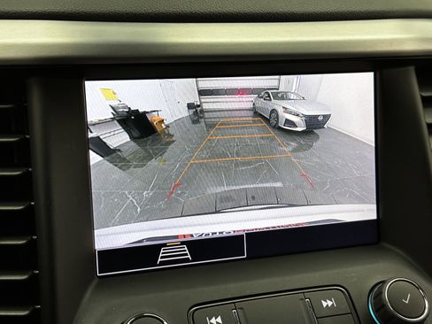 Used 2023 GMC Acadia SLE w/ Driver Convenience Package image 18