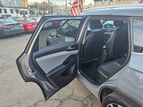 Used 2022 Volkswagen Taos SE w/ Panoramic Sunroof Package image 10