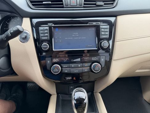 Used 2017 Nissan Rogue SV w/ SV Premium Package FWD image 12