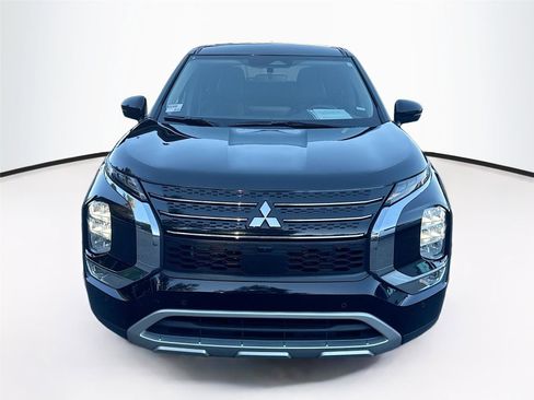 Used 2024 Mitsubishi Outlander SE image 2